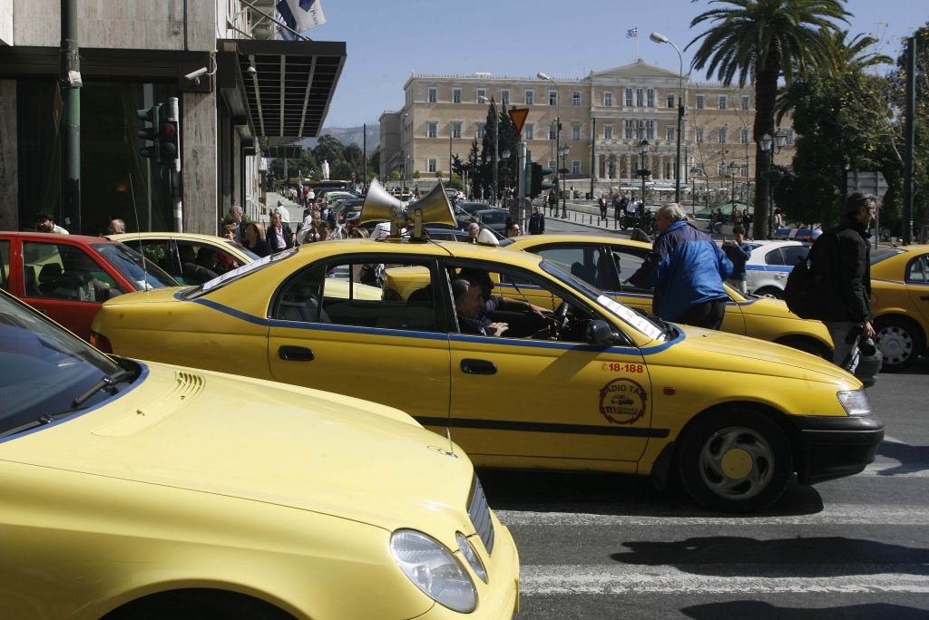 “Χαρίζουν” φόρο 8.000 ευρώ σε κάθε ιδιοκτήτη ταξί