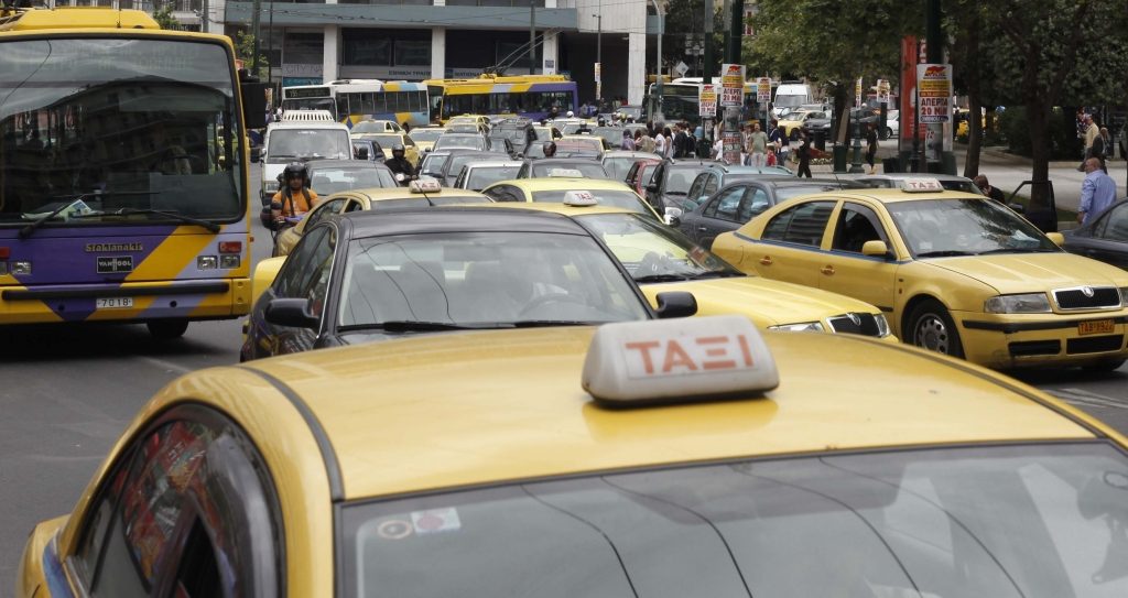 Από 220 έως 390 ευρώ ο ΦΠΑ εξαμήνου για τους οδηγούς ταξί