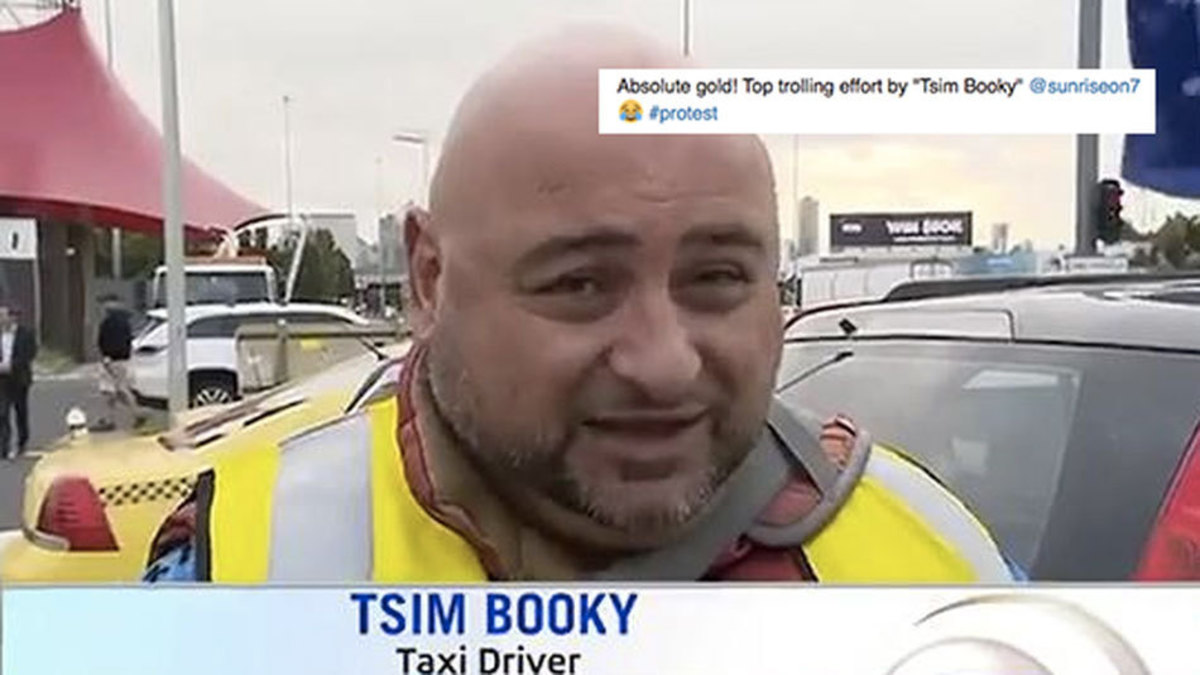 “Ελληναράς” ταξιτζής κοροϊδεύει δημοσιογράφο: Το όνομά μου είναι Tsim Booky [vid]