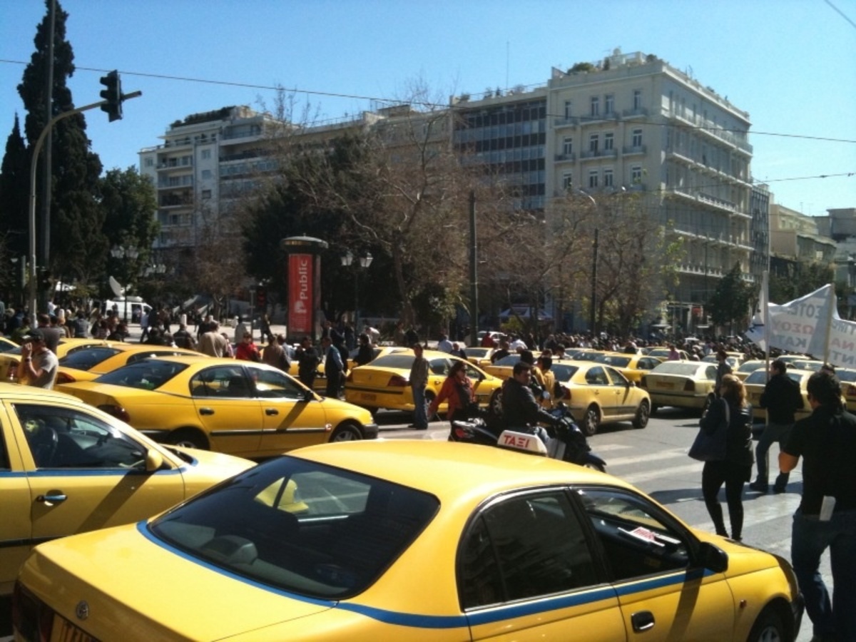 ΩΡΑ 14.00 Πλατεία Συντάγματος ΦΩΤΟ NEWSIT