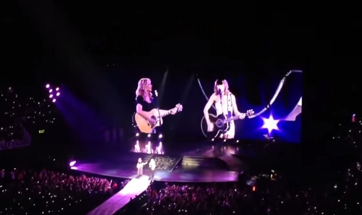 Απερίγραπτο! H Taylor Swift και η Lisa Kudrow τραγουδούν το «Smelly Cat» από τα «Φιλαράκια»!