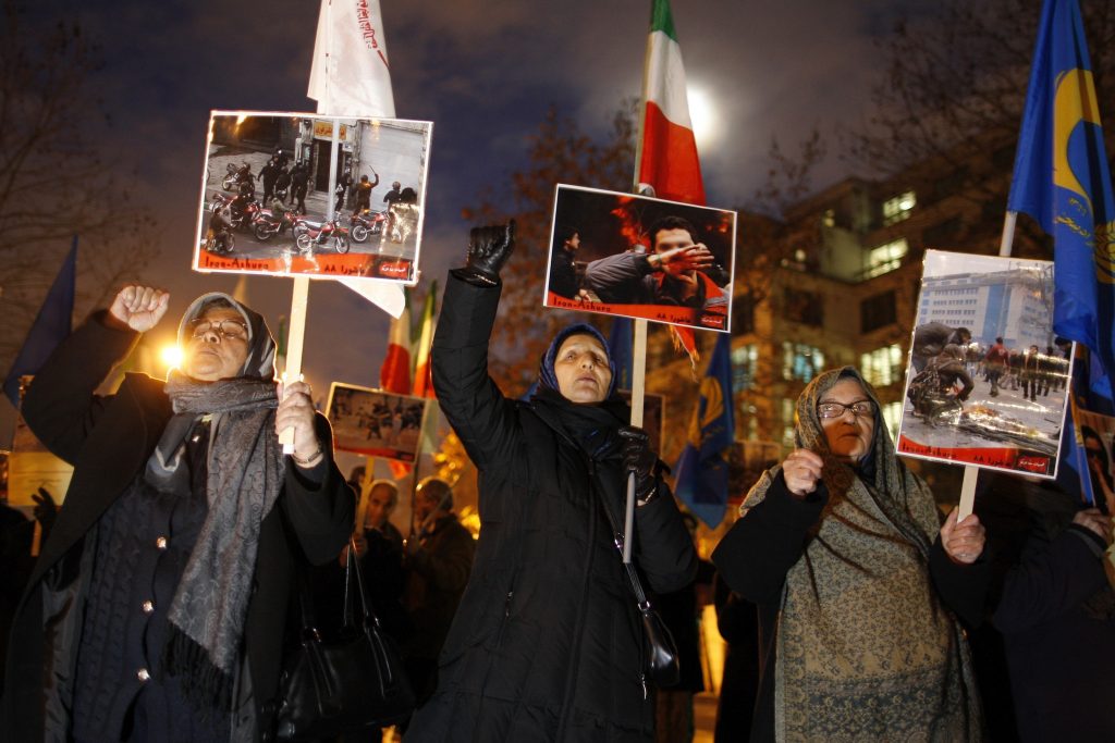 Γυναίκες σε παλαιότερη διαμαρτυρία με τις φωτογραφίες των νεκρών στα τελευταία επεισόδια έξω από την πρεσβεία του Ιράν στο Παρίσι ΦΩΤΟ REUTERS