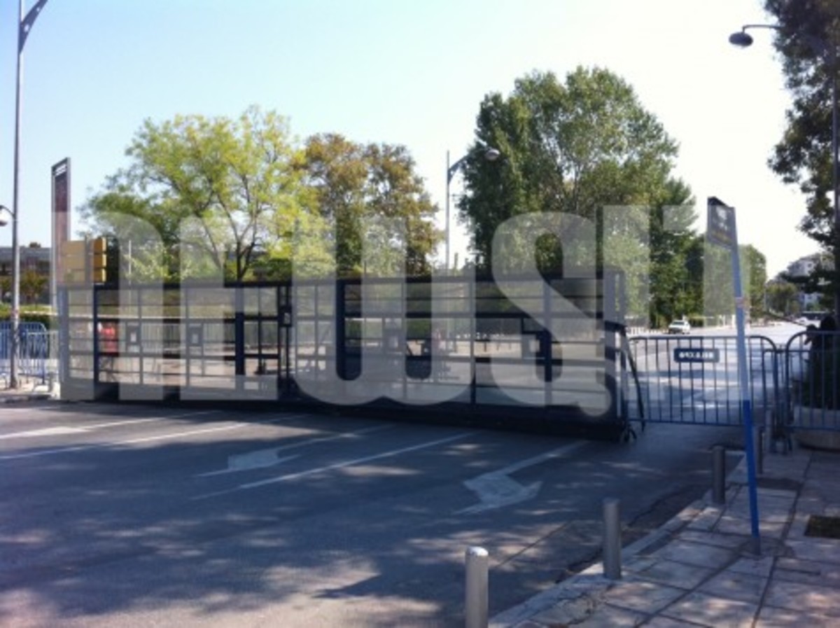 Το τείχος στην πλατεία ΧΑΝΘ