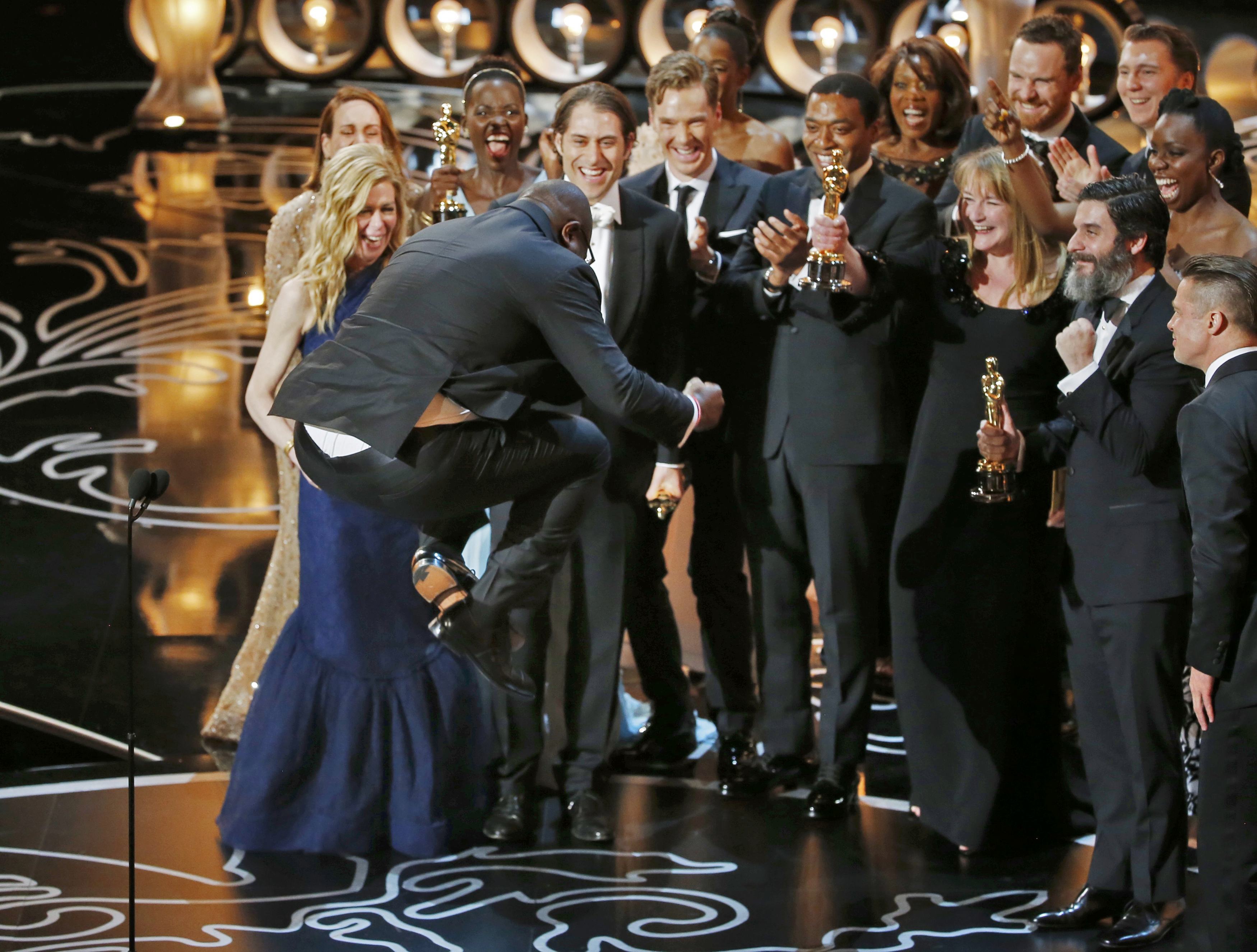 Όσκαρ 2014: Οι καλύτερες στιγμές – Το “αντίο” στον Paul Walker, οι πίτσες και η Jennifer Lawrence με το βραβείο του “Σκουντούφλη”!