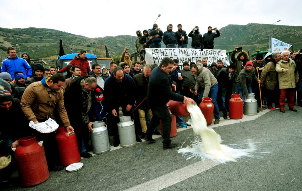 Η “καρδιά” των αγροτικών κινητοποιήσεων χτυπάει στα Τέμπη – Αποφασίζουν οι αγρότες – Απειλούν με επ’ αόριστον κλείσιμο δρόμων