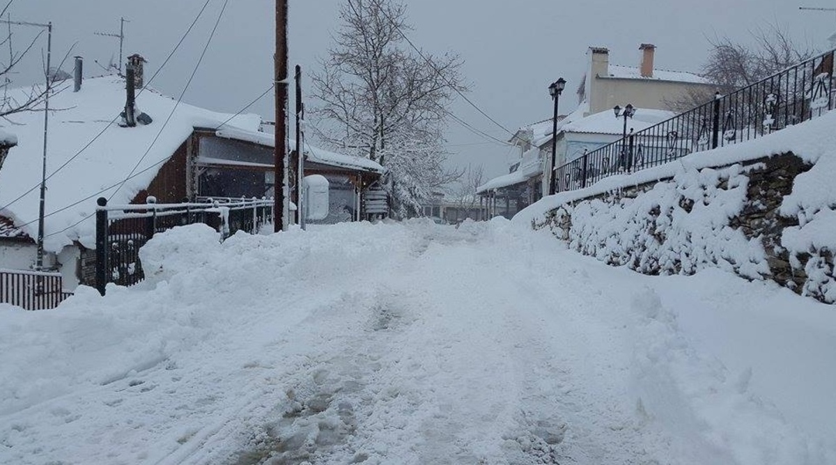 Λάρισα: ΦΩΤΟ από το χωριό που “θάφτηκε” στο χιόνι!