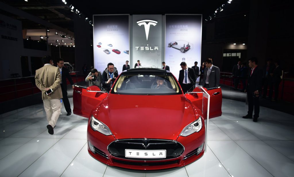 Με μία αναβάθμιση λογισμικού, η Tesla έκανε τα αυτοκίνητά της ημι-αυτόνομα!