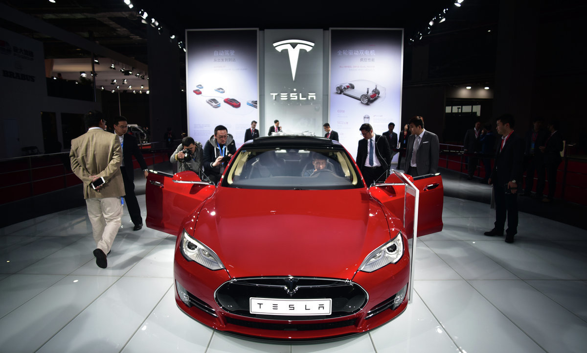 Με μία αναβάθμιση λογισμικού, η Tesla έκανε τα αυτοκίνητά της ημι-αυτόνομα!