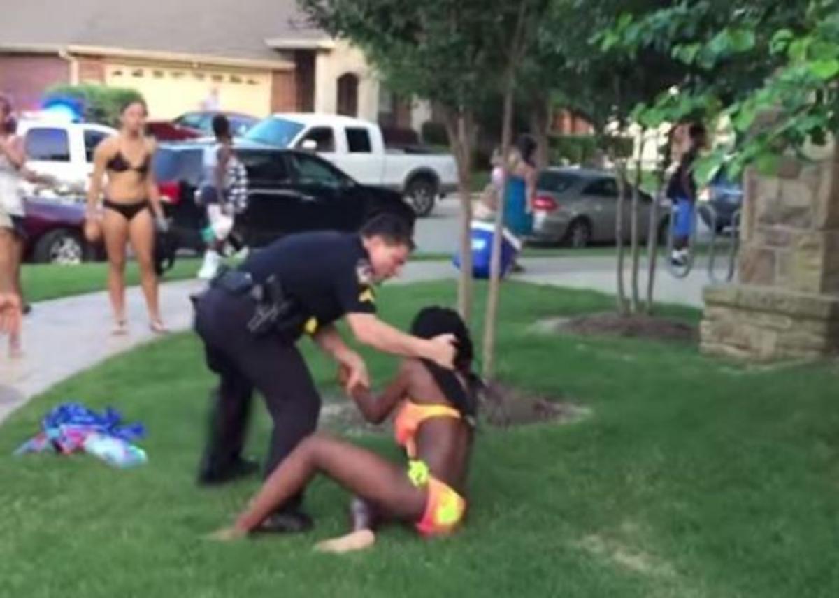 Αστυνομικός τράβηξε όπλο σε 14χρονη! Απίστευτες σκηνές στο Τέξας (VIDEO)