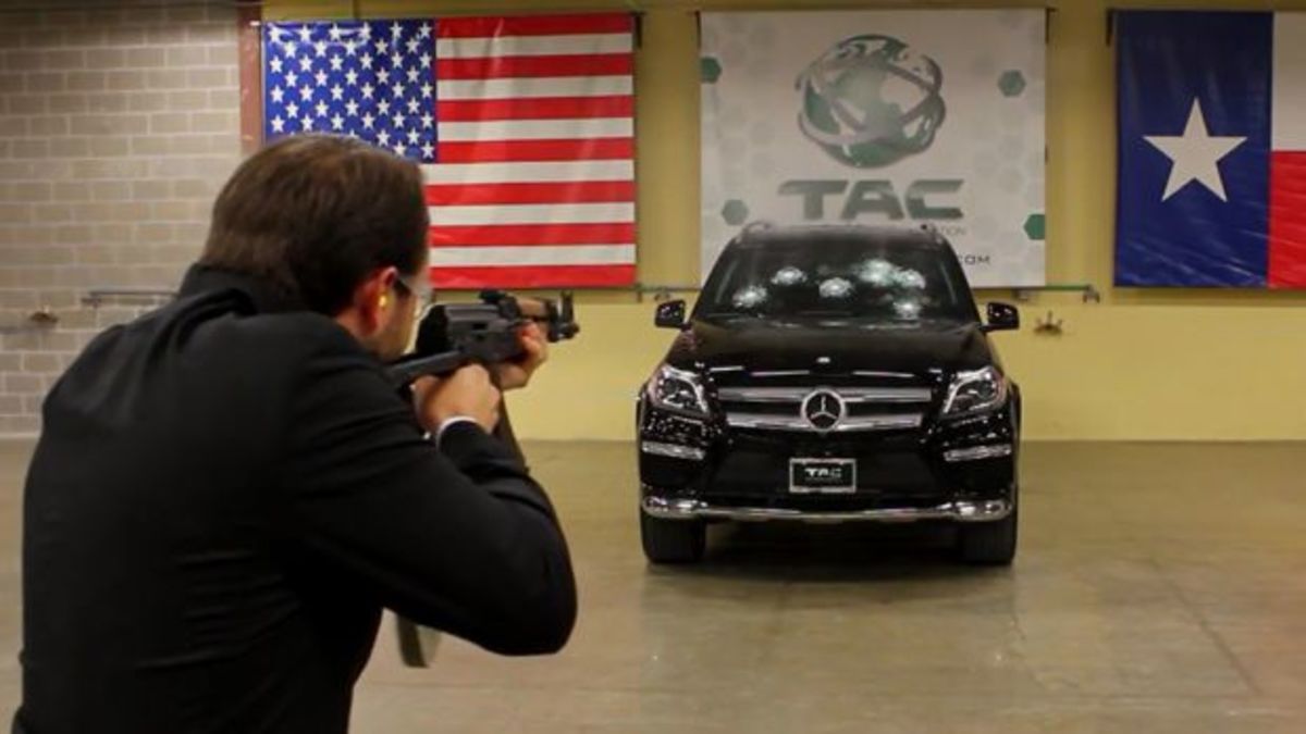 Μια αλεξίσφαιρη Mercedes, ένα ΑΚ-47 και ένας κύριος που εμπιστεύεται τη δουλειά του (VIDEO)