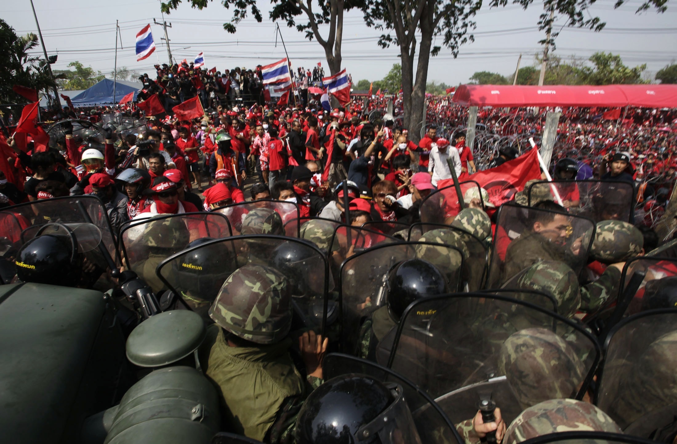 Διαδηλωτές συγκρούονται με τους αστυνομικούς και τον στρατό. ΦΩΤΟ REUTERS