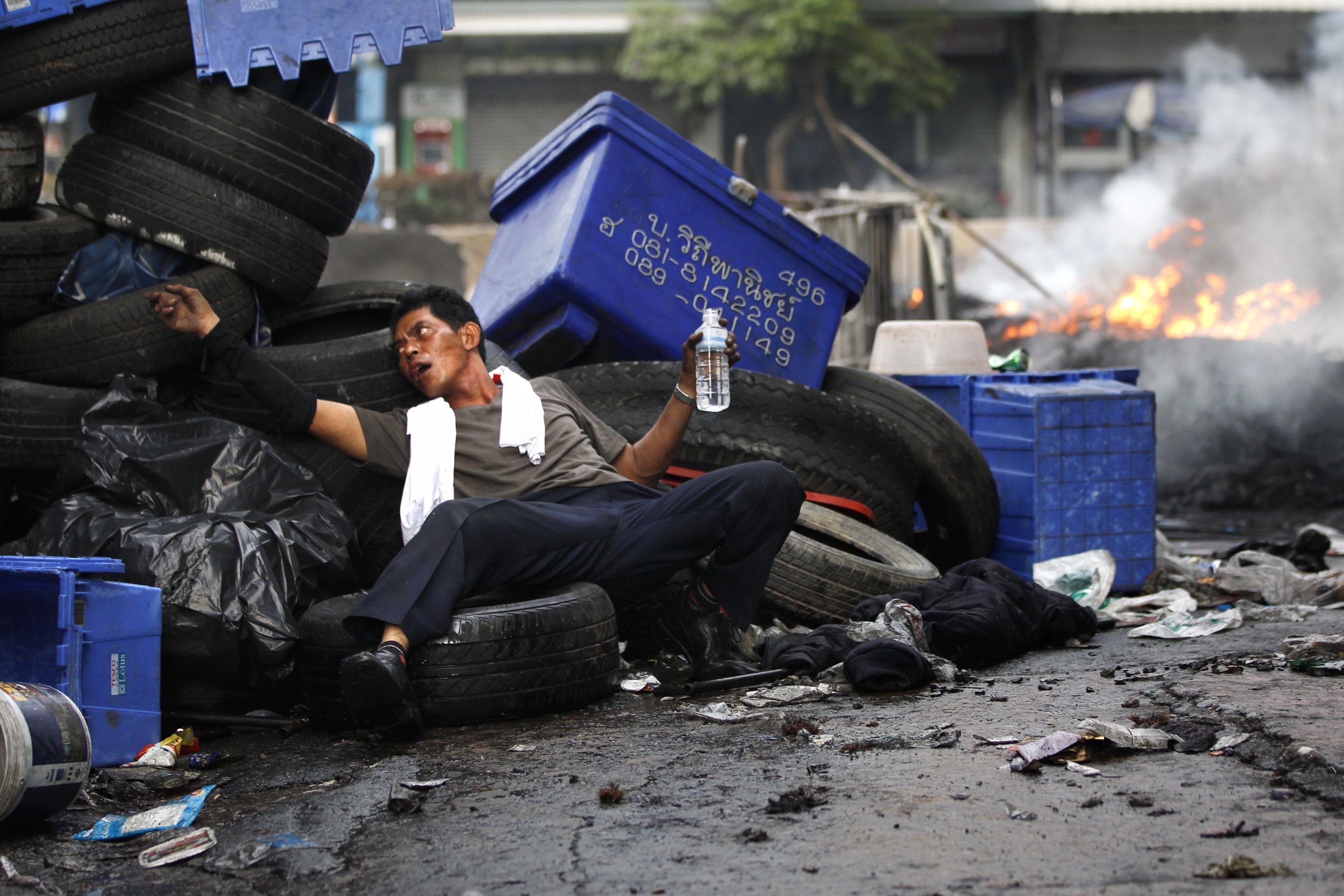 Οι οδομαχίες συνεχίζονται στους δρόμους της Μπανγκογκ. ΦΩΤΟ REUTERS