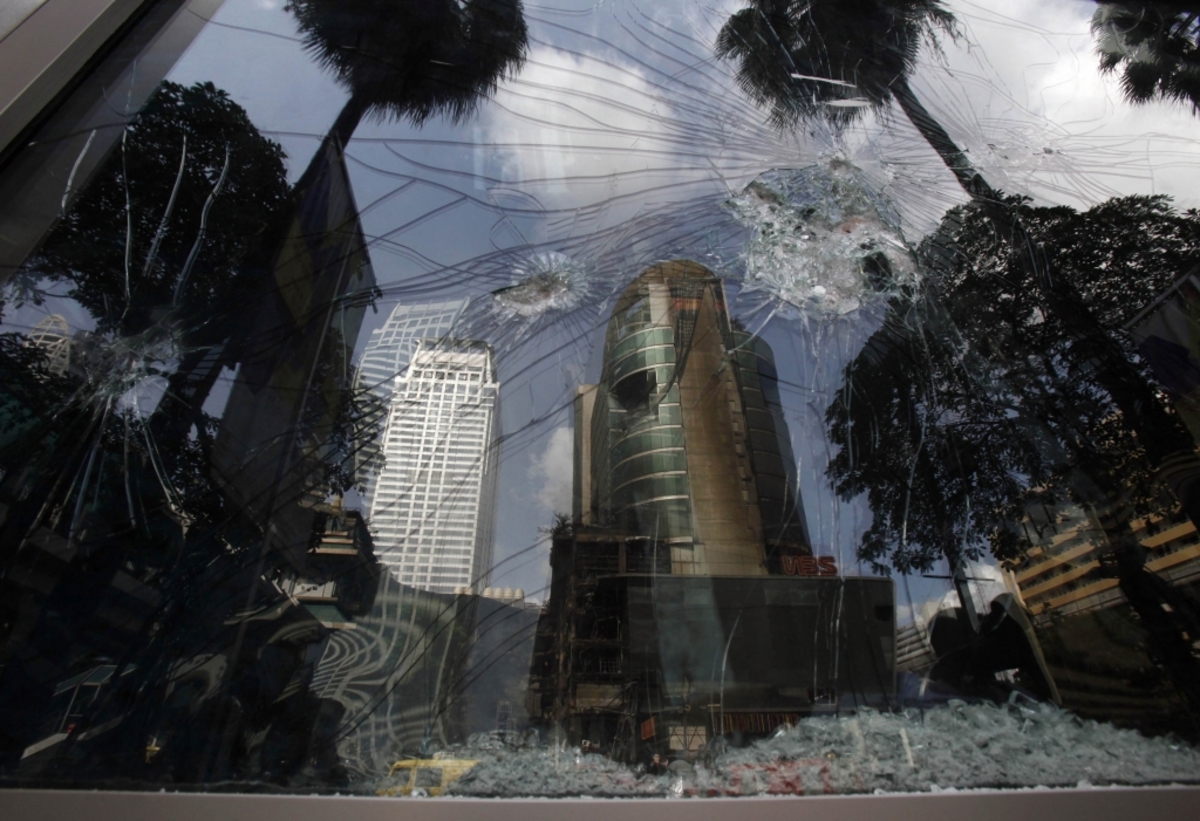 Χάος έχει μείνει στους δρόμους και στις συνοικίες της Μπανγκόκ μετά τις αιματηρές διαδηλώσεις που για την ώρα ηρέμισαν. ΦΩΤΟ REUTERS