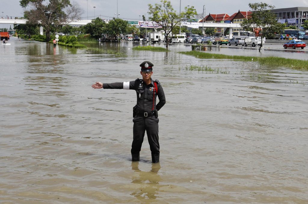 Τροχονόμος υπάρχει αλλά αυτοκίνητα δεν κυκλοφορούν στους πλημμυρισμένους δρόμους (REUTERS)