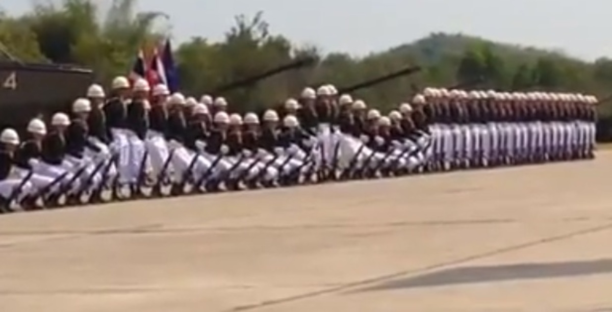 Οι στρατιώτες το έριξαν στο… χορό! Απίθανο video