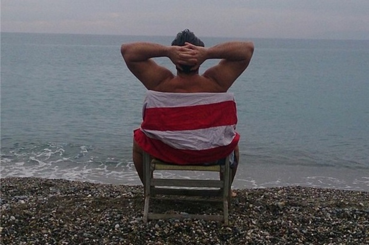 Ποιος είναι ο sexy Έλληνας δημοσιογράφος που απολαμβάνει χριστουγεννιάτικο μπάνιο στη θάλασσα;