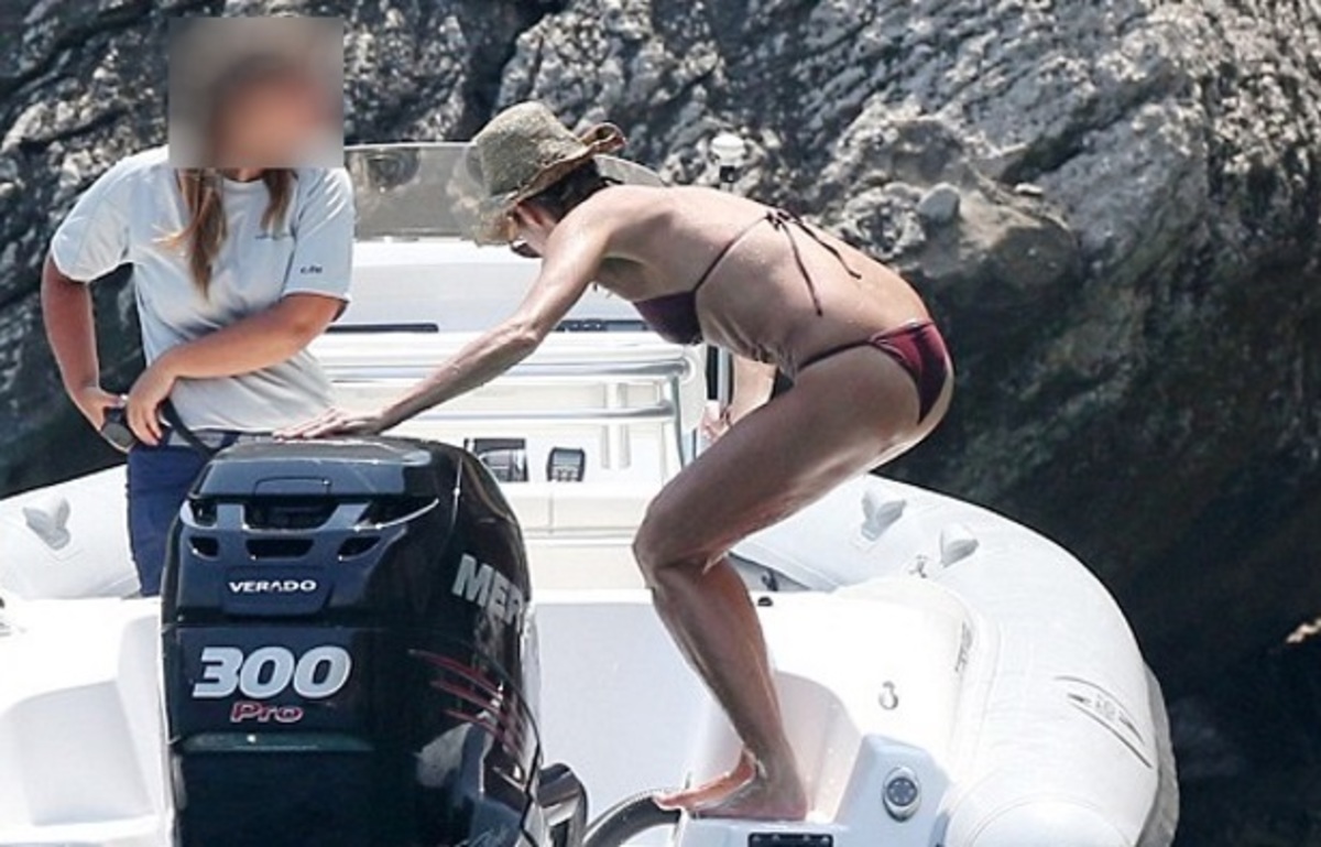 Ποια είναι η 51χρονη που τάραξε τα νερά κάτω απ’ τον βράχο με αυτό το κορμί;