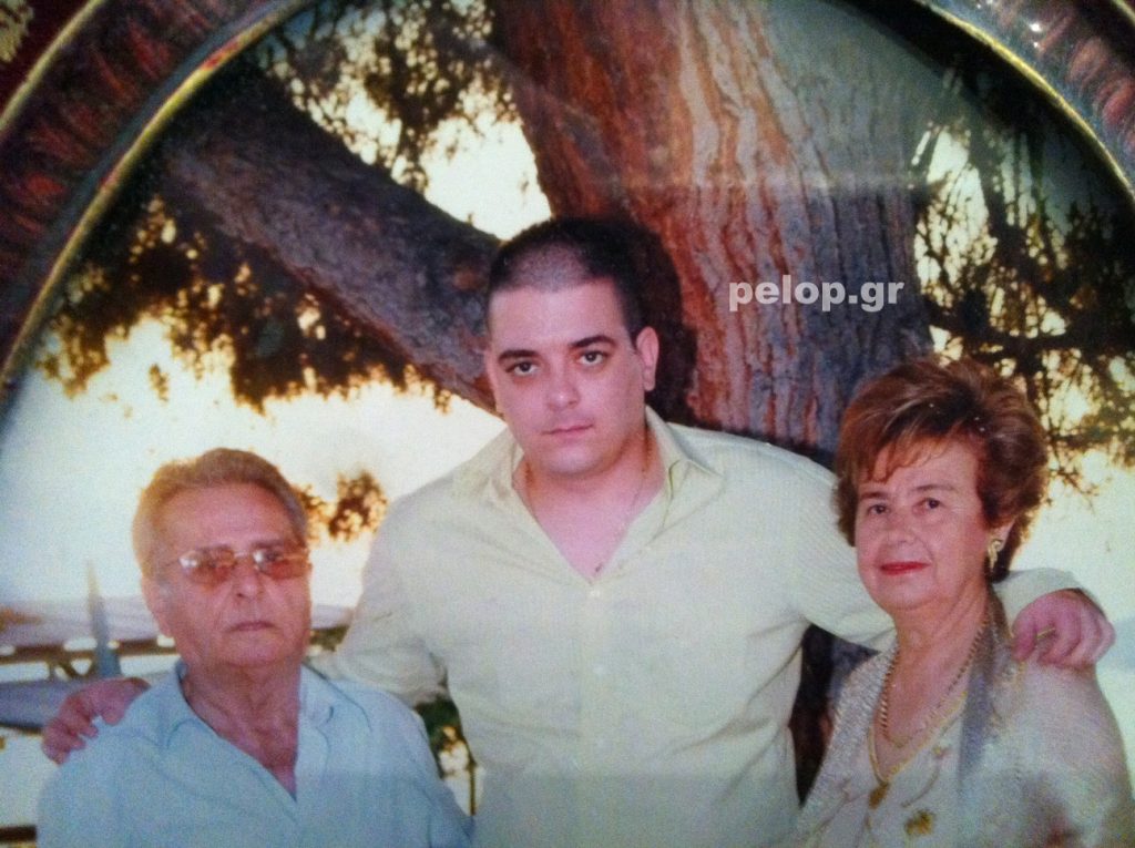 Ο Θανάσης με τον πατέρα και την μητέρα του. Μια φωτογραφία που δεσπόζει στο σαλόνι του σπιτιού. ΦΩΤΟ pelop.gr