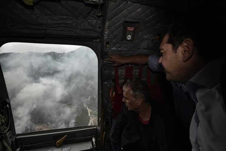 Θάσος: Τι είδε ο Αλέξης Τσίπρας μέσα από το Σινούκ – Συνεχίζεται η μάχη με τις φλόγες [pics]