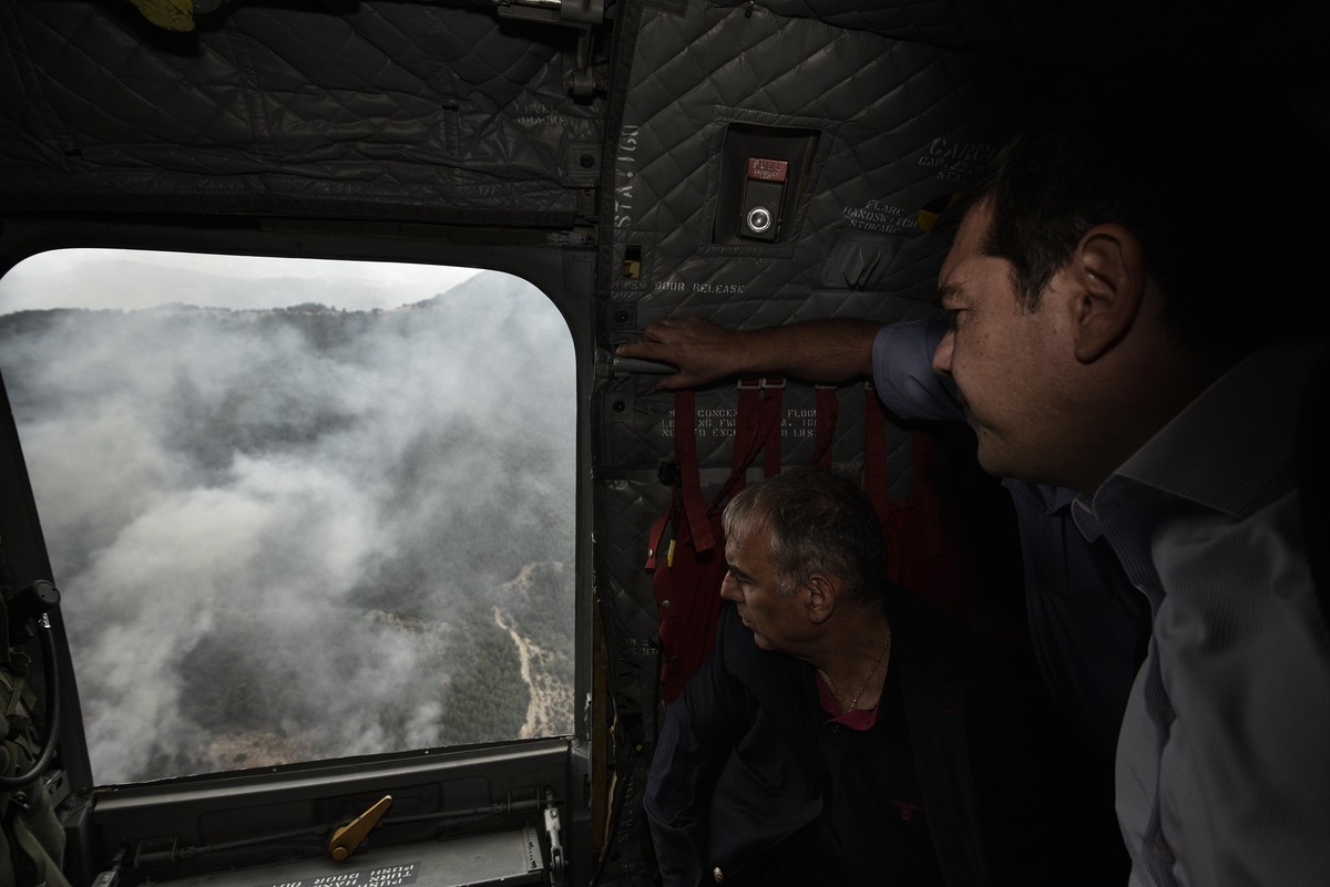Θάσος: Τι είδε ο Αλέξης Τσίπρας μέσα από το Σινούκ – Συνεχίζεται η μάχη με τις φλόγες [pics]