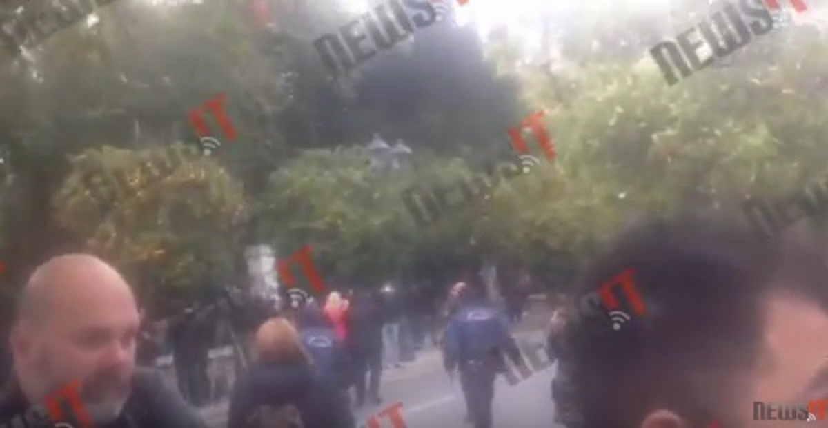 Προσαγωγή για τα… μάτια της Αντζελίνα – Επεισόδιο με θαυμάστρια έξω από το Μαξίμου – ΒΙΝΤΕΟ