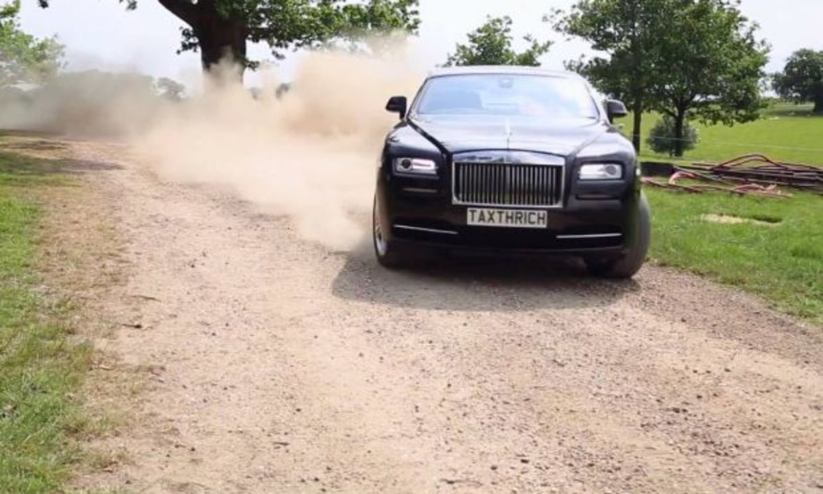 Δεν φέρονται έτσι σε μια πανάκριβη Rolls Royce (VIDEO)