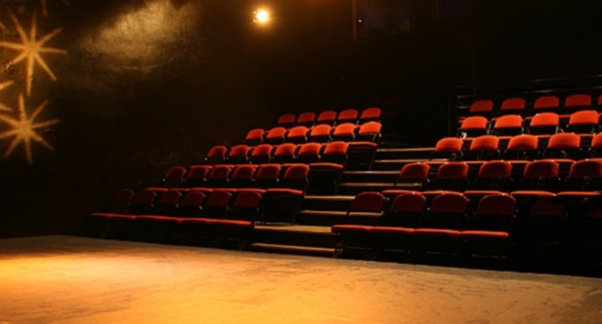 Πρώην και νυν συναντήθηκαν στο θέατρο για τον ηθοποιό!