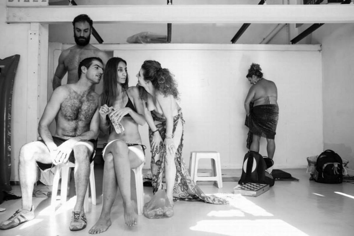 «Θύμισε μου γιατί ήρθαμε εδώ;» Γυμνοί ηθοποιοί κάνουν πρόβα σε βιτρίνα!