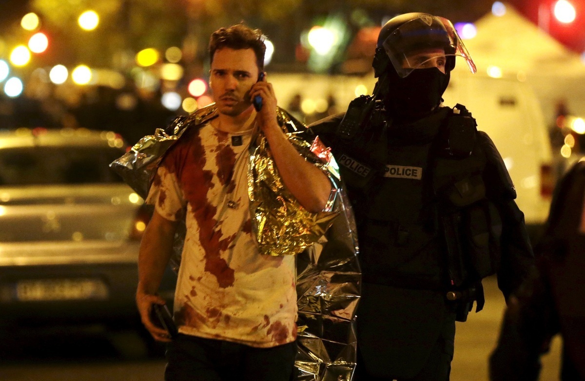 Παρίσι: Όμηροι με αίματα παντού και δάκρυα στα μάτια – ΦΩΤΟ