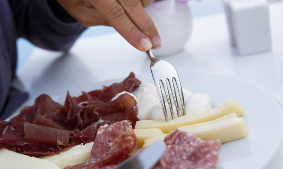 Λιστέρια: Τι είναι το άκρως επικίνδυνο βακτήριο στο πιάτο μας – Συμπτώματα δηλητηρίασης