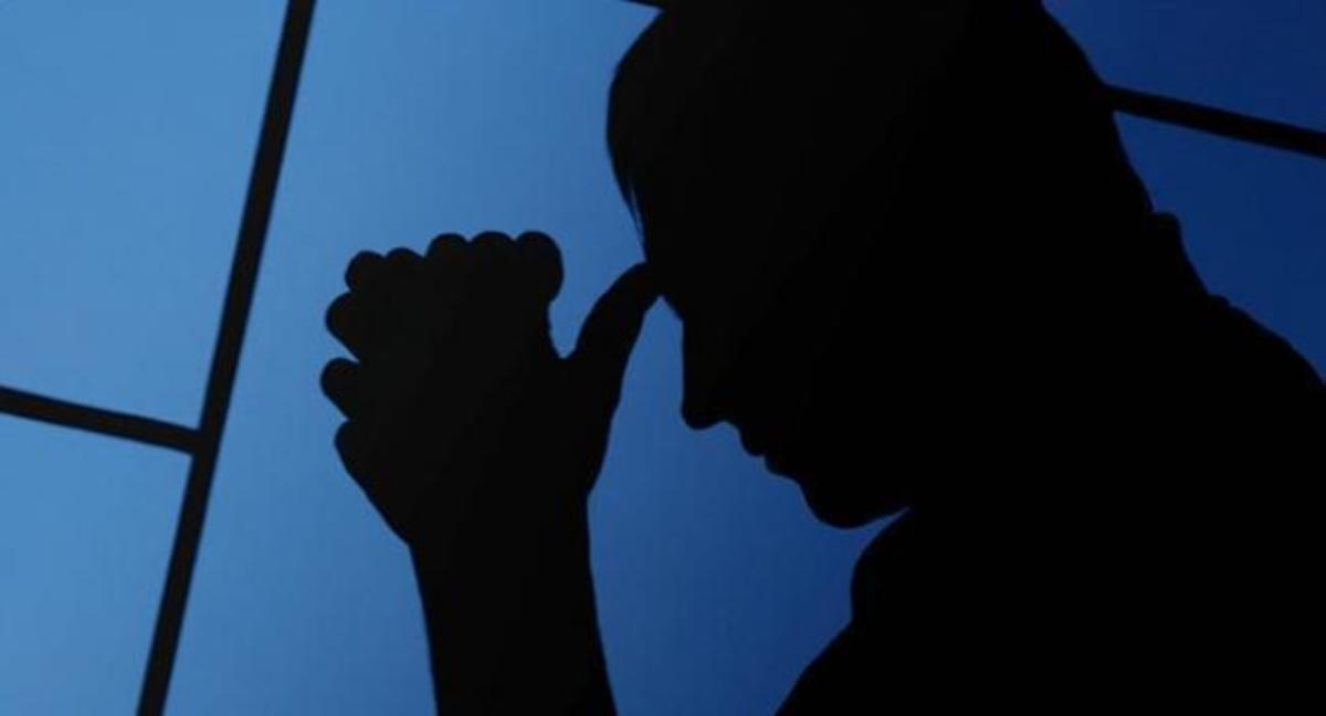 Τα 9 συμπτώματα με τα οποία εκδηλώνεται σωματικά η κατάθλιψη