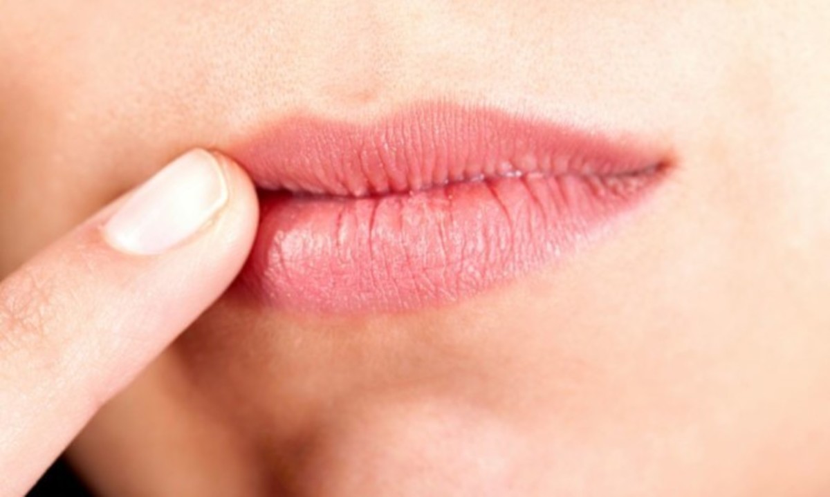 Σκάσιμο των χειλιών: Γιατί δημιουργείται στις άκρες – Τι να κάνετε