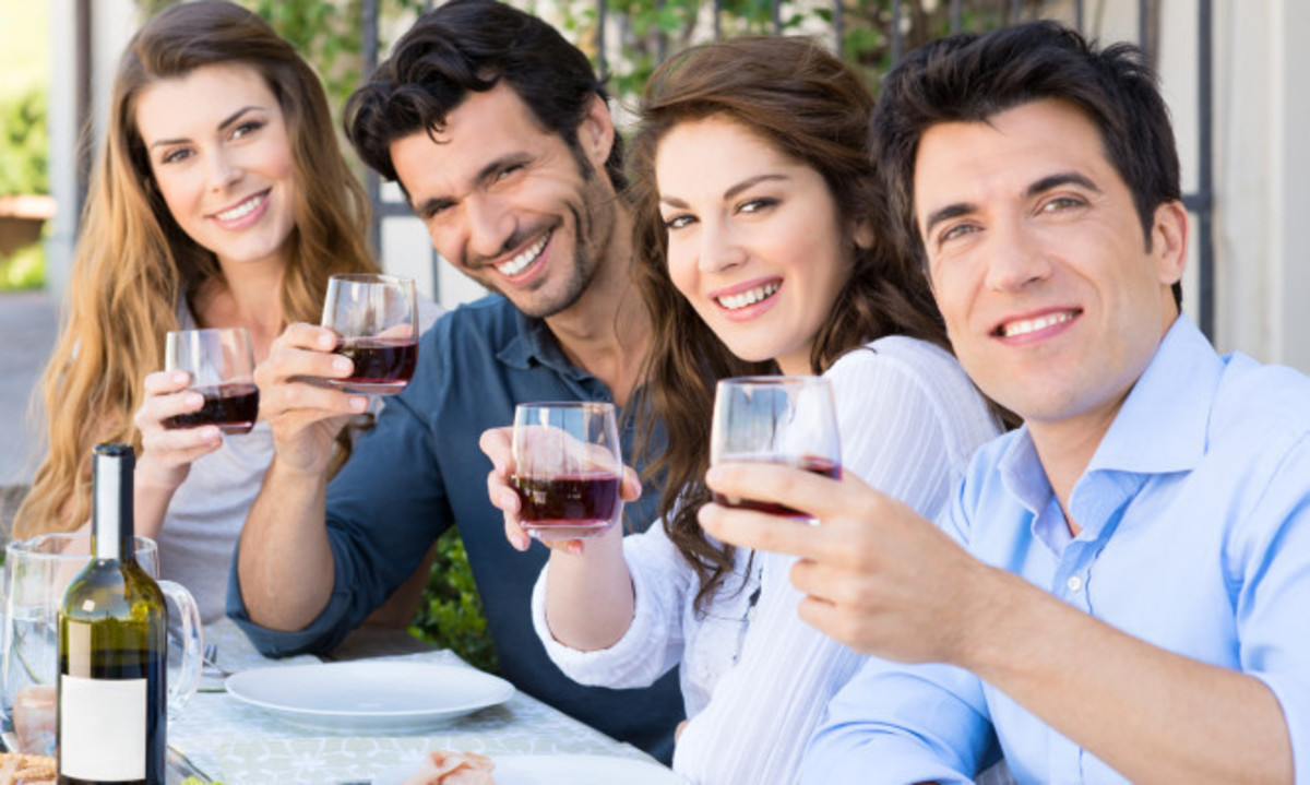 Hangover: Πώς θα το γλιτώσετε – Τι προκαλεί τον πονοκέφαλο