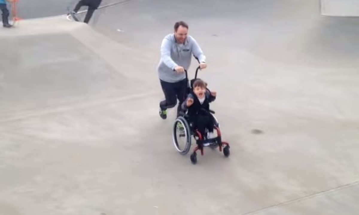 Ο πατέρας που συγκίνησε όλο τον πλανήτη παίζοντας με τον γιο του… (ΒΙΝΤΕΟ)