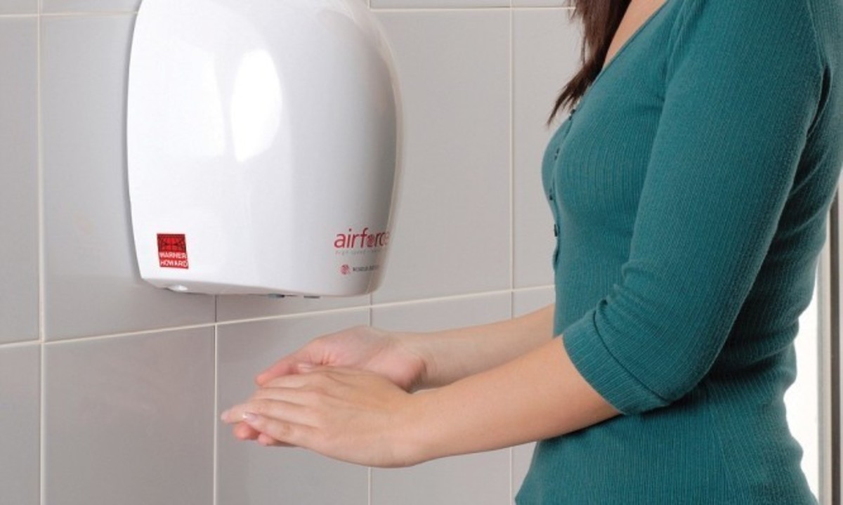 ΜΗΝ στεγνώνετε τα χέρια σας με τα μηχανήματα αέρα – Τι γίνεται με τα μικρόβια (ΒΙΝΤΕΟ)