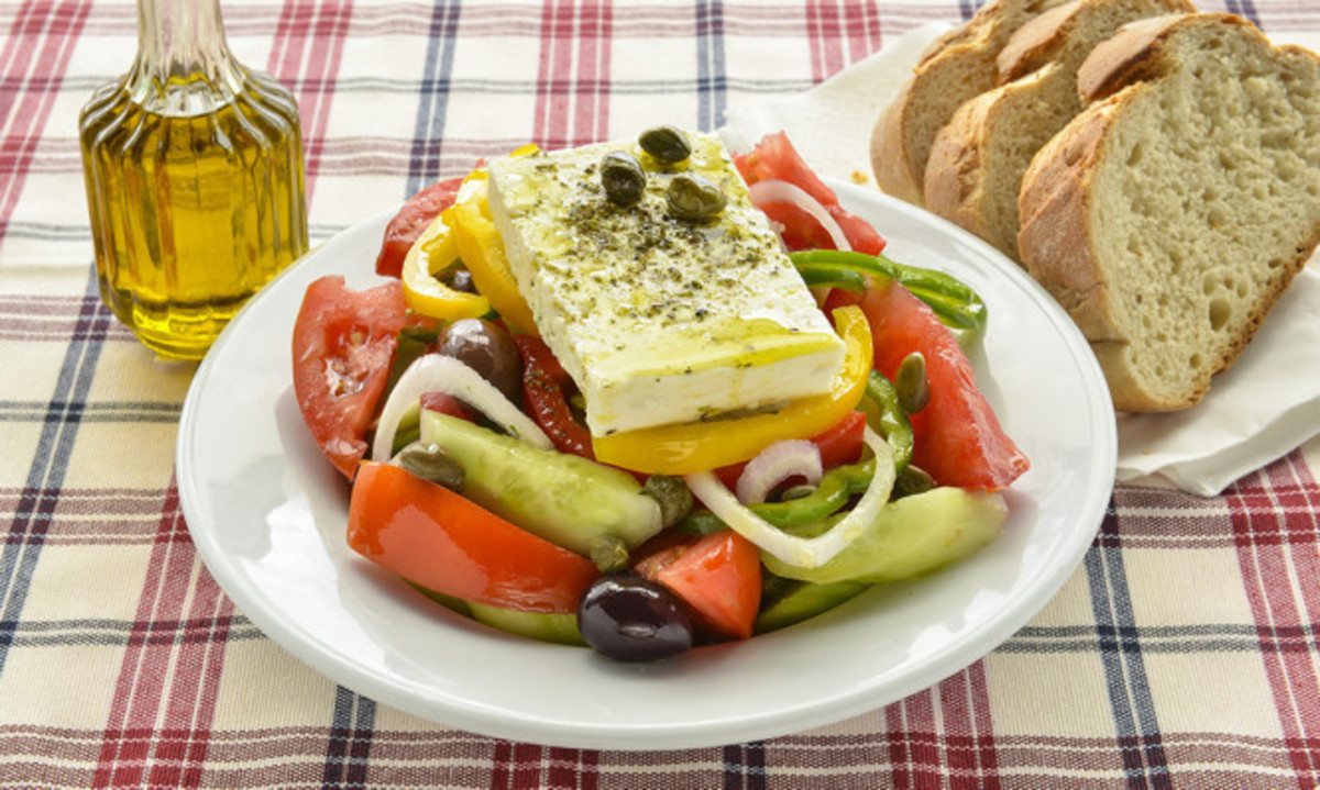 Πόσες θερμίδες έχει η χωριάτικη σαλάτα με το συνοδευτικό ψωμί…