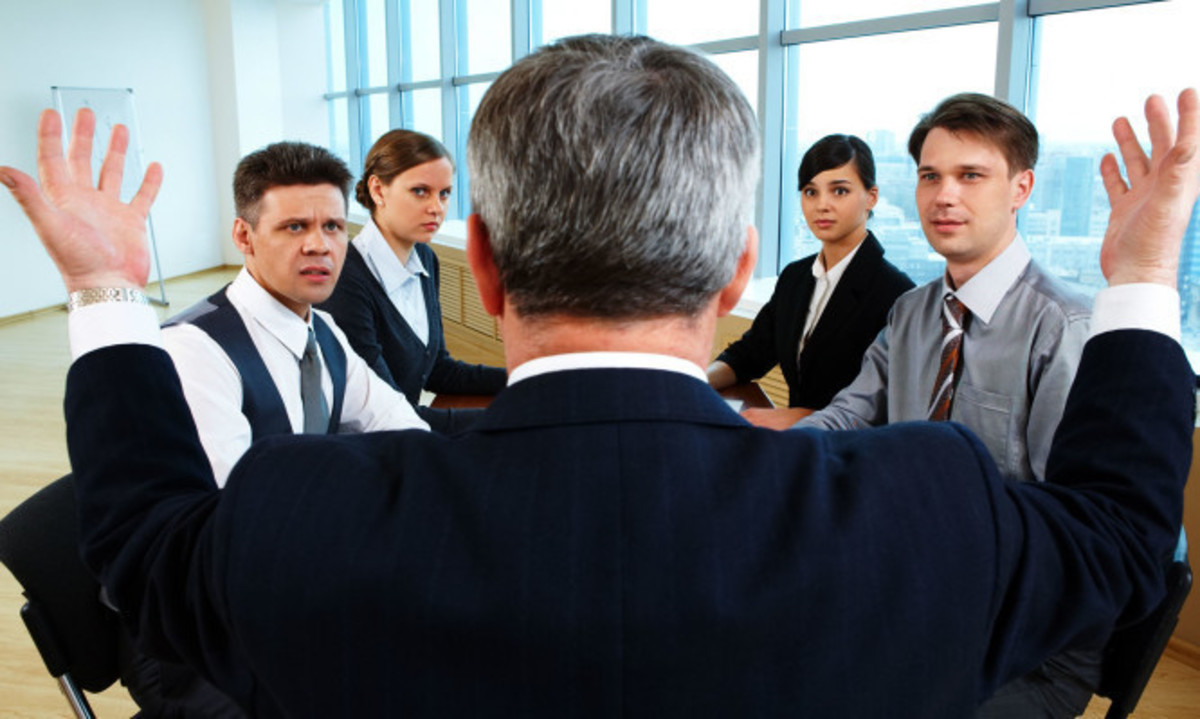 Γιατί πρέπει να ΜΗΝ κάθεστε δίπλα στο αφεντικό σας στην δουλειά