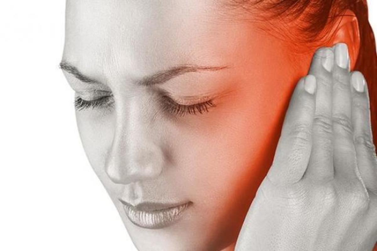 Πόνος στο αυτί: Πότε είναι ωτίτιδα και πότε απλό κρυολόγημα