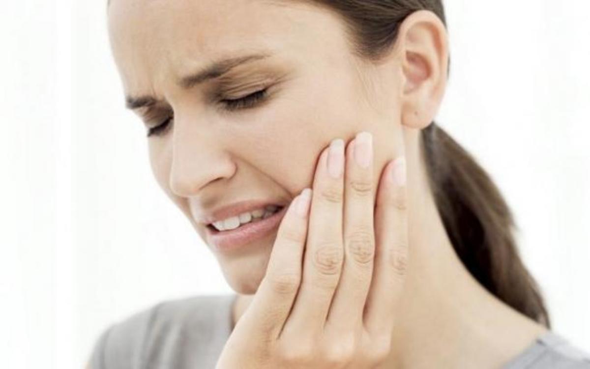 Πονόδοντος στο ζεστό ή το κρύο: Πού οφείλεται – Τι να κάνετε