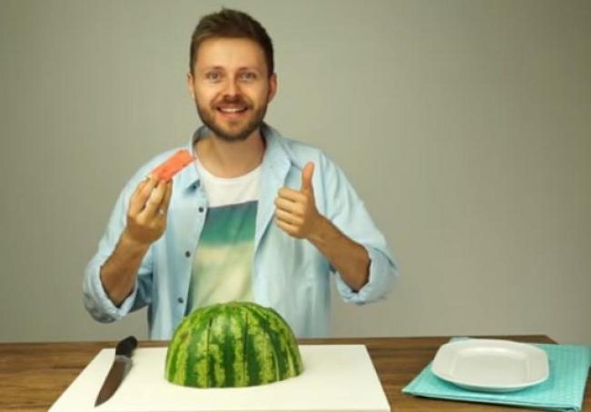 Μόλις δείτε αυτό, δεν θα ξανακόψετε το καρπούζι με άλλον τρόπο! (ΒΙΝΤΕΟ)