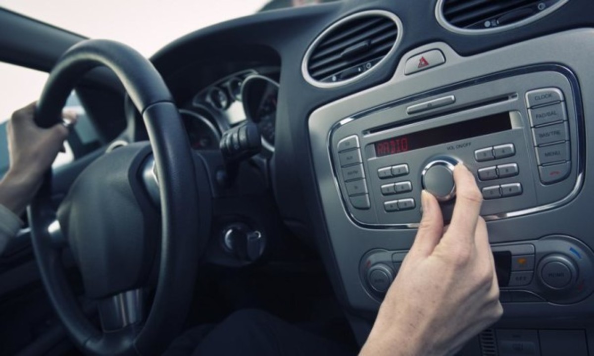 Γιατί χαμηλώνουμε τον ήχο στο ράδιο, όταν ψάχνουμε κάτι στον δρόμο