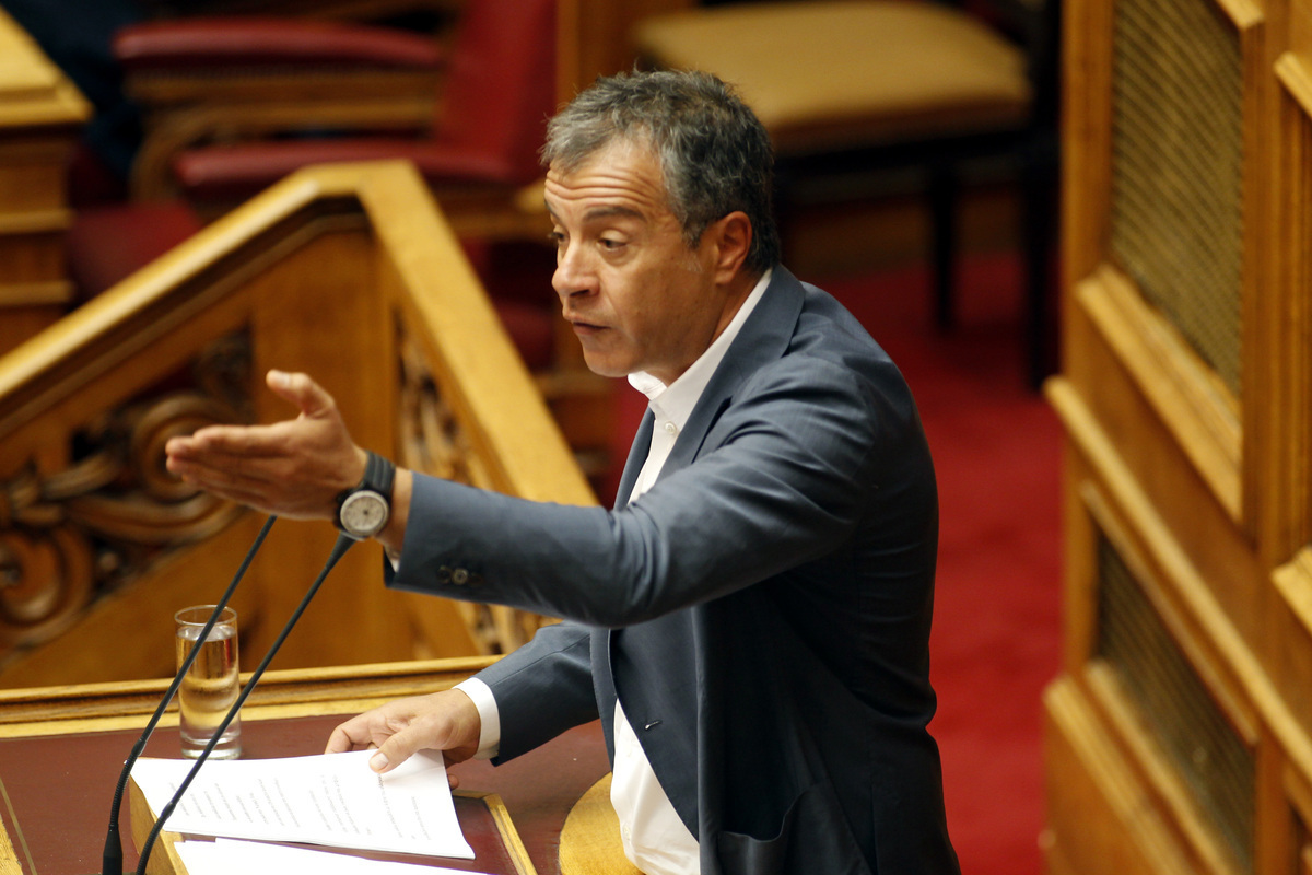Θεοδωράκης προς κυβέρνηση: Πόσο πληρώνετε τα trolls – Tι είπε για τον υπάλληλο της Ο. Γεροβασίλη