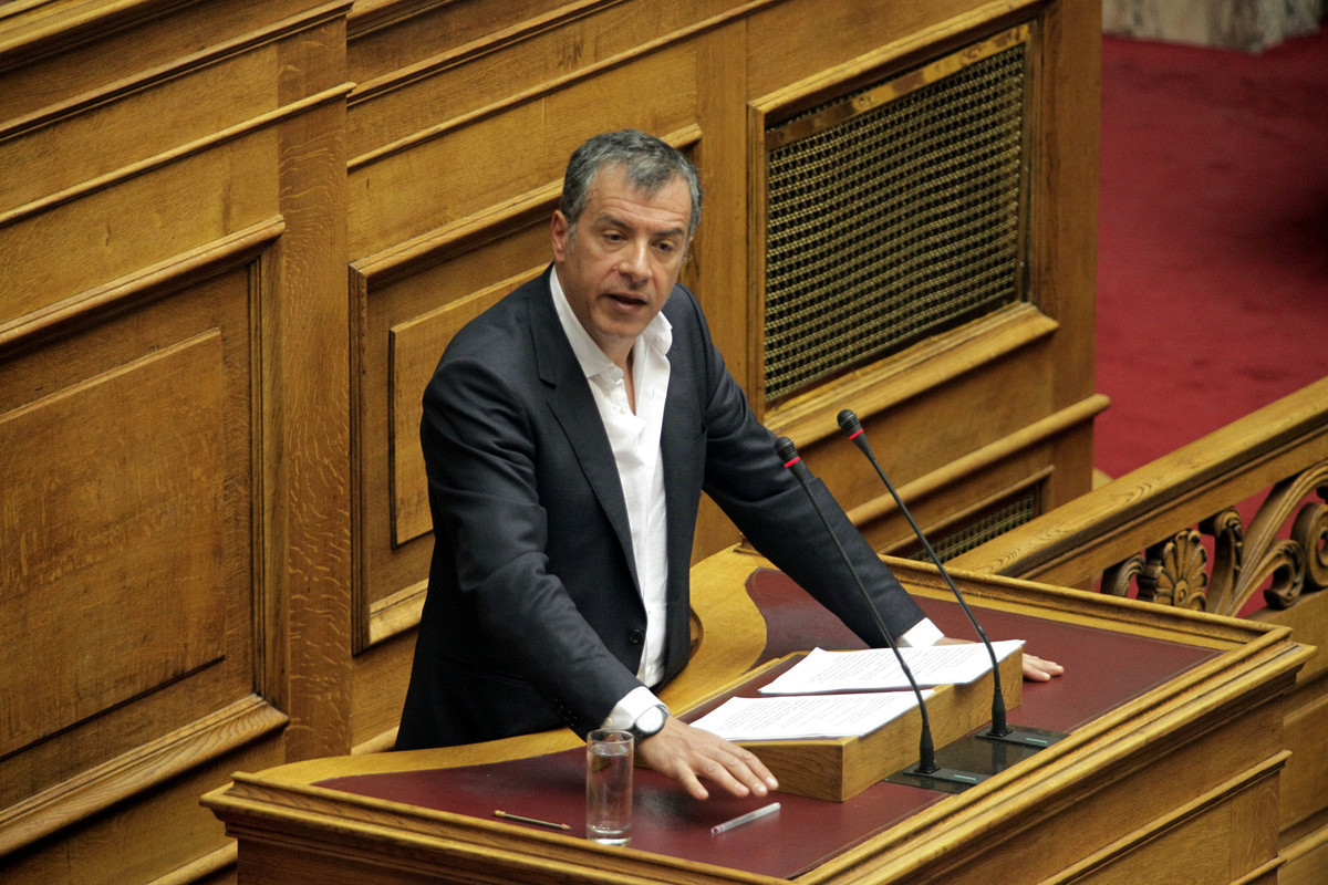 Ο Σ. Θεοδωράκης ζητά συμβούλιο πολιτικών αρχηγών
