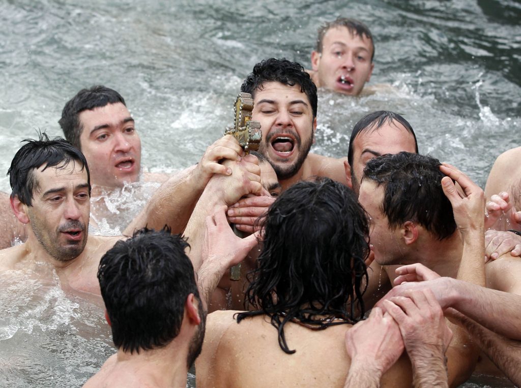 Ορθόδοξοι με τον Τίμιο Σταυρό στον Κεράτιο Κόλπο