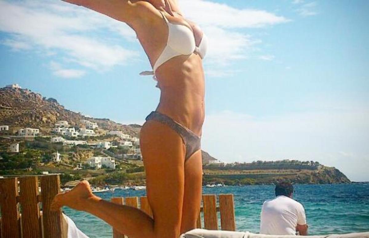 Άναψε φωτιές στο instagram με τους κοιλιακούς της