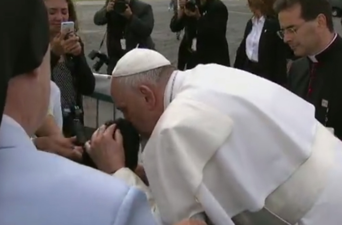 Συγκινεί ο Πάπας Φραγίσκος! Σταμάτησε το αυτοκίνητο για να φιλήσει παιδί με ειδικές ανάγκες! (ΒΙΝΤΕΟ)