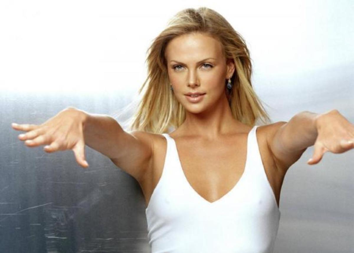 Charlize Theron: Οι διακοπές στην Ελούντα και το tip των 300 ευρώ!