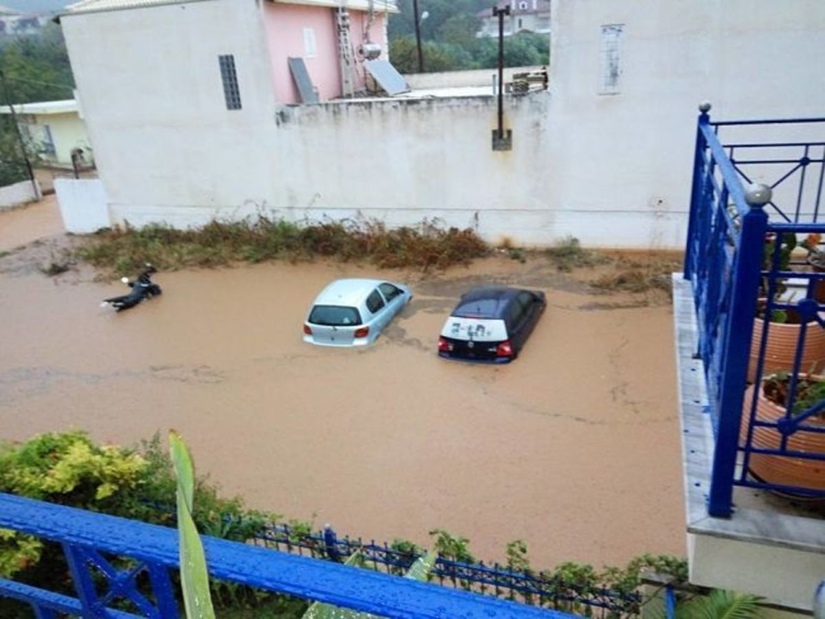 Καιρός: “Βούλιαξε” η δυτική Ελλάδα! Πλημμύρες, πτώσεις δέντρων και δρόμοι… ποτάμια! Που θα βρέξει τις επόμενες ώρες