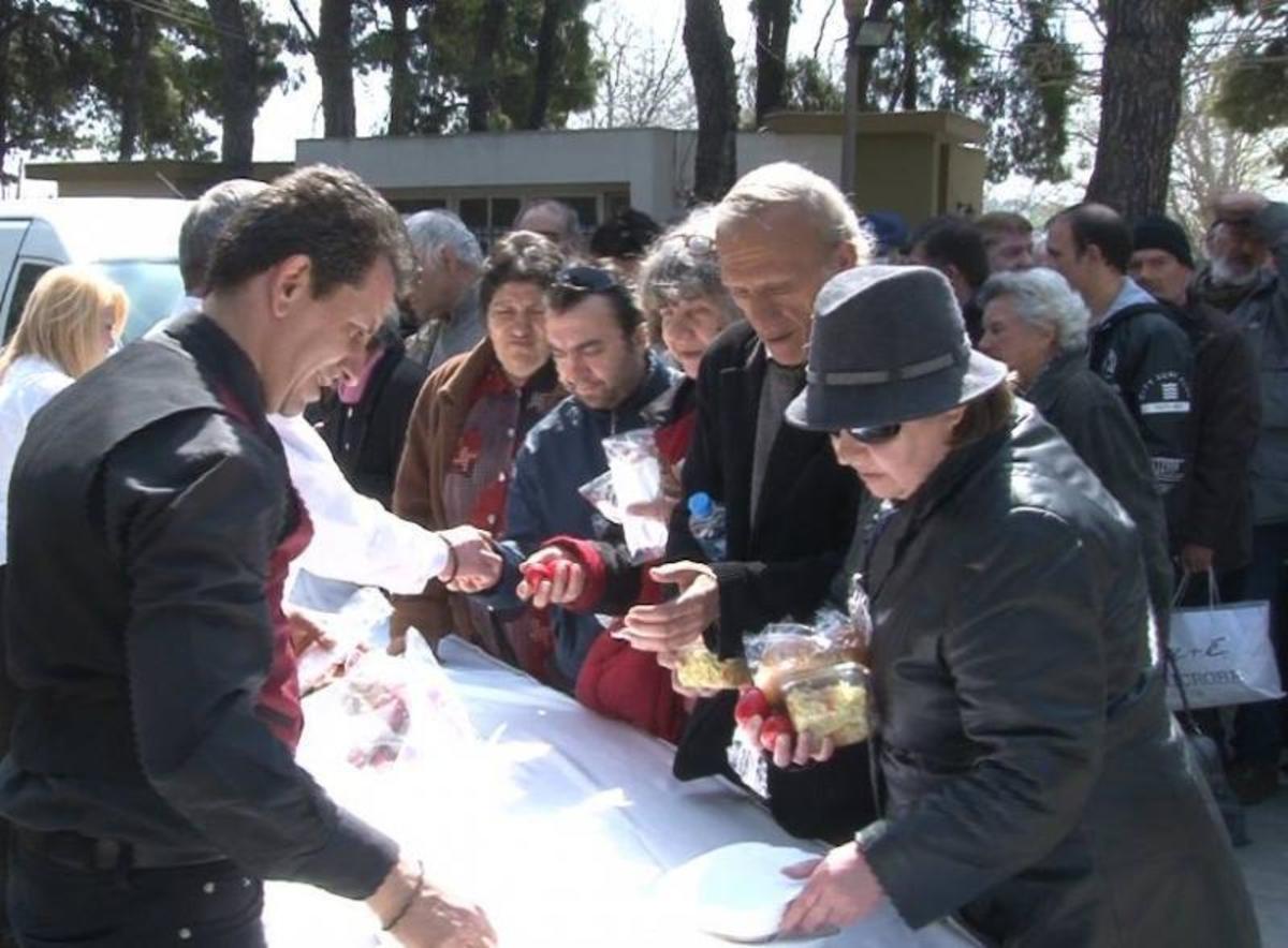 Κοσμοσυρροή στο πασχαλινό γεύμα αγάπης στη Θεσσαλονίκη (ΦΩΤΟ)