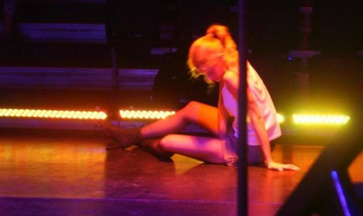 Τζένη Θεωνά! Γιατί είναι πεσμένη στο πάτωμα;